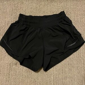 Lululemon hotty hot 2.5” shorts